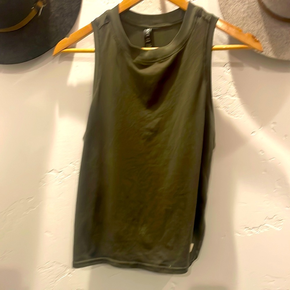 Forest green Vuori athletic top size small